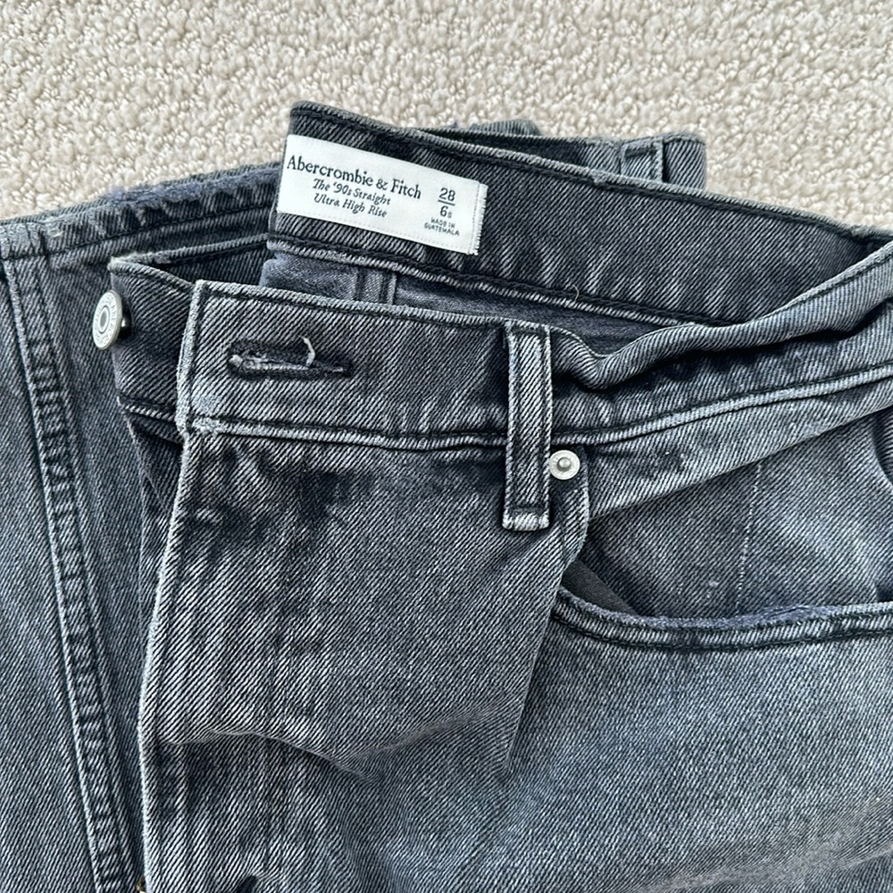 Abercrombie 90’s straight ultra high rise jeans. Size 28.